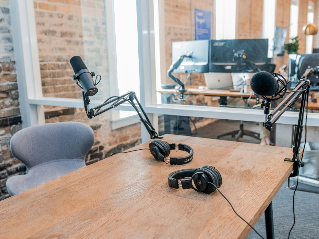 De la Voz al Vídeo, Llevando Tu Mensaje Más Allá con Streaming y Podcasting 3 austin distel VCFxt2yT1eQ unsplash